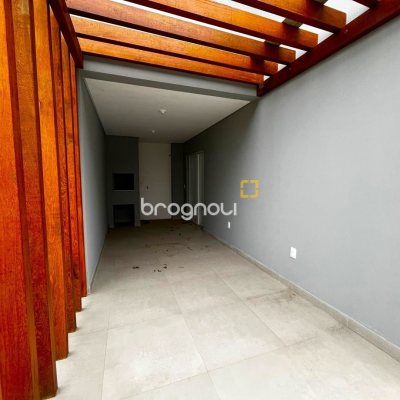 Casa com 112m², 3 quartos (sendo 1 suíte), 2 garagens, no bairro Rio Tavares em Florianópolis