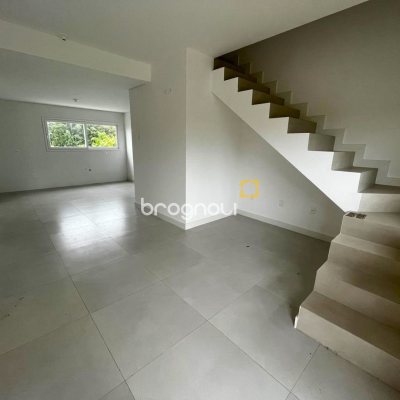 Casa com 112m², 3 quartos (sendo 1 suíte), 2 garagens, no bairro Rio Tavares em Florianópolis