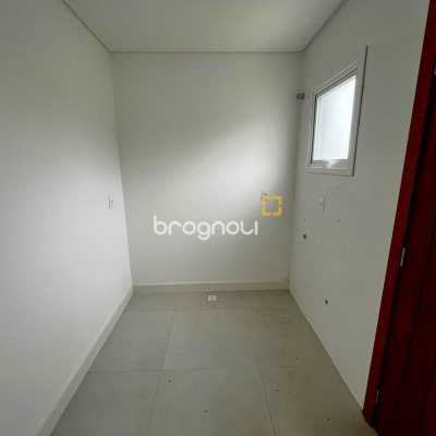 Casa com 112m², 3 quartos (sendo 1 suíte), 2 garagens, no bairro Rio Tavares em Florianópolis