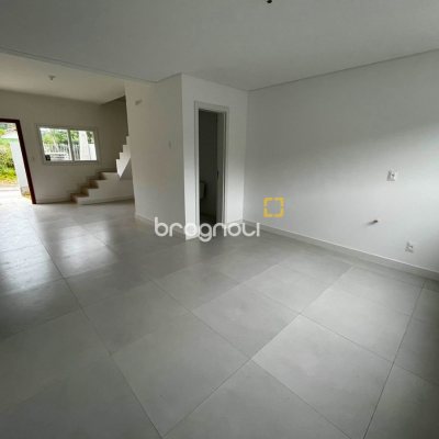Casa com 118m², 3 quartos (sendo 1 suíte), 2 garagens, no bairro Rio Tavares em Florianópolis