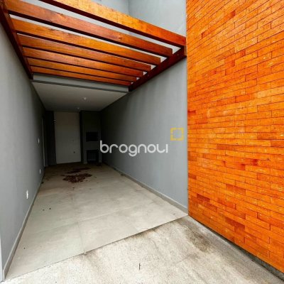 Casa com 118m², 3 quartos (sendo 1 suíte), 2 garagens, no bairro Rio Tavares em Florianópolis