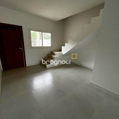 Casa com 118m², 3 quartos (sendo 1 suíte), 2 garagens, no bairro Rio Tavares em Florianópolis
