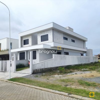 Casa com 162m², 3 quartos (sendo 3 suítes), 2 garagens, no bairro Campeche em Florianópolis
