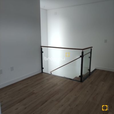 Casa com 162m², 3 quartos (sendo 3 suítes), 2 garagens, no bairro Campeche em Florianópolis