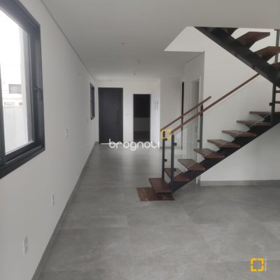 Casa com 162m², 3 quartos (sendo 3 suítes), 2 garagens, no bairro Campeche em Florianópolis
