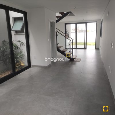 Casa com 162m², 3 quartos (sendo 3 suítes), 2 garagens, no bairro Campeche em Florianópolis