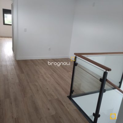 Casa com 162m², 3 quartos (sendo 3 suítes), 2 garagens, no bairro Campeche em Florianópolis