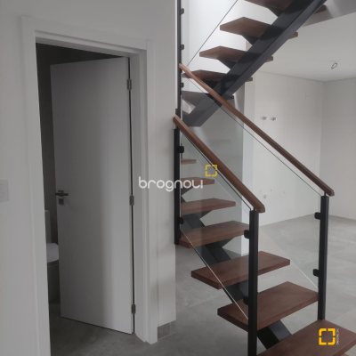 Casa com 162m², 3 quartos (sendo 3 suítes), 2 garagens, no bairro Campeche em Florianópolis