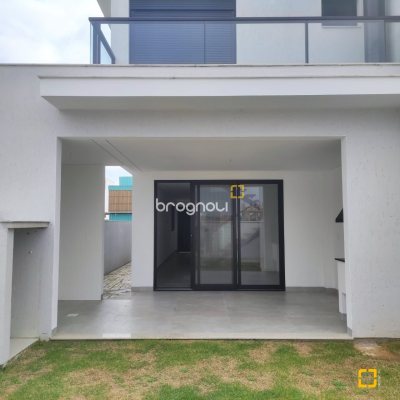 Casa com 162m², 3 quartos (sendo 3 suítes), 2 garagens, no bairro Campeche em Florianópolis