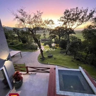 Casa com 600m², 7 quartos (sendo 4 suítes), 11 garagens, no bairro Açores em Florianópolis