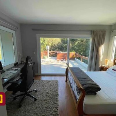 Casa com 600m², 7 quartos (sendo 4 suítes), 11 garagens, no bairro Açores em Florianópolis