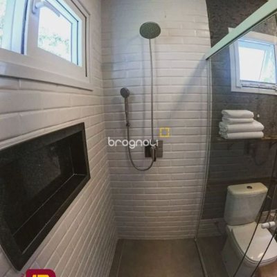 Casa com 600m², 7 quartos (sendo 4 suítes), 11 garagens, no bairro Açores em Florianópolis