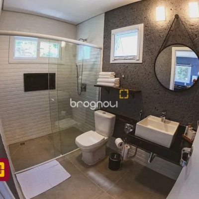 Casa com 600m², 7 quartos (sendo 4 suítes), 11 garagens, no bairro Açores em Florianópolis
