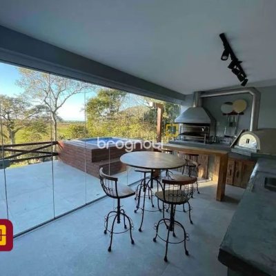 Casa com 600m², 7 quartos (sendo 4 suítes), 11 garagens, no bairro Açores em Florianópolis