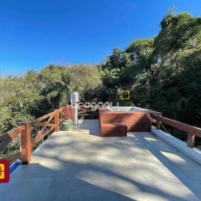 Casa com 600m², 7 quartos (sendo 4 suítes), 11 garagens, no bairro Açores em Florianópolis