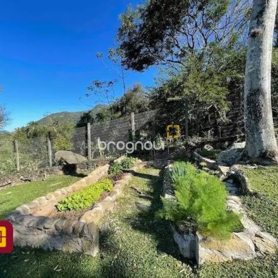 Casa com 600m², 7 quartos (sendo 4 suítes), 11 garagens, no bairro Açores em Florianópolis