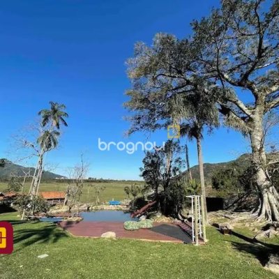 Casa com 600m², 7 quartos (sendo 4 suítes), 11 garagens, no bairro Açores em Florianópolis