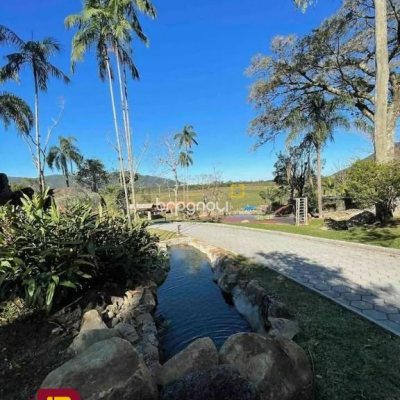 Casa com 600m², 7 quartos (sendo 4 suítes), 11 garagens, no bairro Açores em Florianópolis