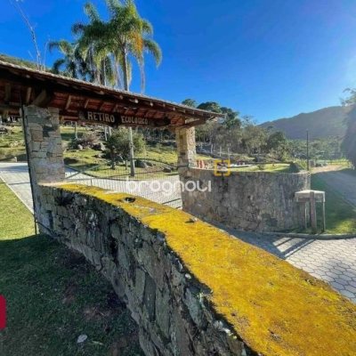 Casa com 600m², 7 quartos (sendo 4 suítes), 11 garagens, no bairro Açores em Florianópolis