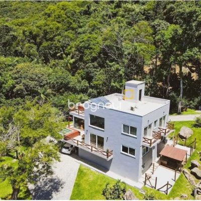 Casa com 600m², 7 quartos (sendo 4 suítes), 11 garagens, no bairro Açores em Florianópolis