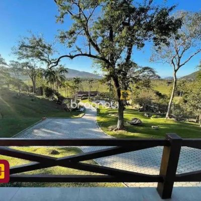 Casa com 600m², 7 quartos (sendo 4 suítes), 11 garagens, no bairro Açores em Florianópolis
