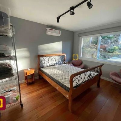 Casa com 600m², 7 quartos (sendo 4 suítes), 11 garagens, no bairro Açores em Florianópolis
