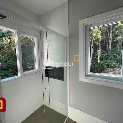 Casa com 600m², 7 quartos (sendo 4 suítes), 11 garagens, no bairro Açores em Florianópolis
