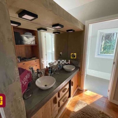 Casa com 600m², 7 quartos (sendo 4 suítes), 11 garagens, no bairro Açores em Florianópolis