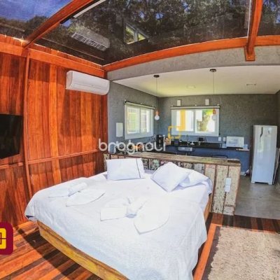 Casa com 600m², 7 quartos (sendo 4 suítes), 11 garagens, no bairro Açores em Florianópolis