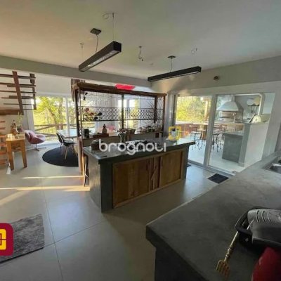 Casa com 600m², 7 quartos (sendo 4 suítes), 11 garagens, no bairro Açores em Florianópolis