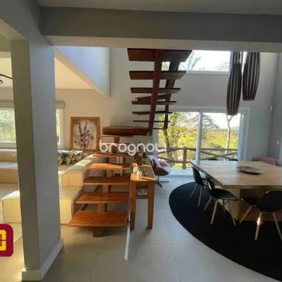 Casa com 600m², 7 quartos (sendo 4 suítes), 11 garagens, no bairro Açores em Florianópolis