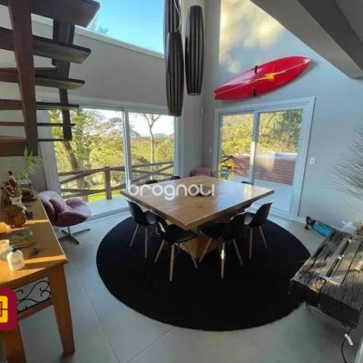 Casa com 600m², 7 quartos (sendo 4 suítes), 11 garagens, no bairro Açores em Florianópolis