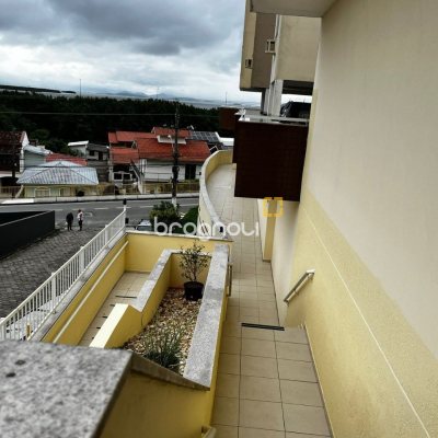Apartamento com 77m², 3 quartos (sendo 1 suíte), 1 garagem, no bairro Costeira do Pirajubaé em Florianópolis