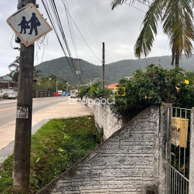Terreno com 4215m², 3 quartos, 3 garagens, no bairro Alto Ribeirão em Florianópolis