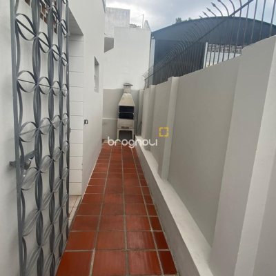 Casa com 191m², 4 quartos (sendo 1 suíte), 2 garagens, no bairro Centro em Florianópolis