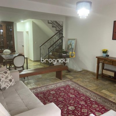 Casa com 191m², 4 quartos (sendo 1 suíte), 2 garagens, no bairro Centro em Florianópolis