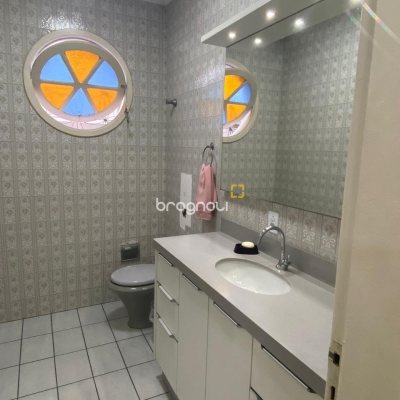 Casa com 191m², 4 quartos (sendo 1 suíte), 2 garagens, no bairro Centro em Florianópolis