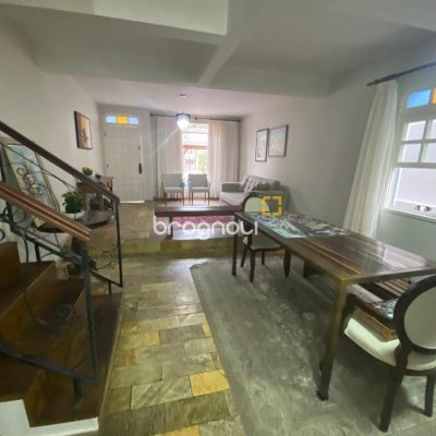 Casa com 191m², 4 quartos (sendo 1 suíte), 2 garagens, no bairro Centro em Florianópolis