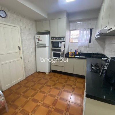 Casa com 191m², 4 quartos (sendo 1 suíte), 2 garagens, no bairro Centro em Florianópolis