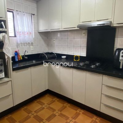 Casa com 191m², 4 quartos (sendo 1 suíte), 2 garagens, no bairro Centro em Florianópolis