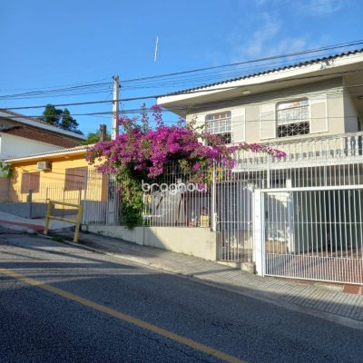 Casa com 191m², 4 quartos (sendo 1 suíte), 2 garagens, no bairro Centro em Florianópolis