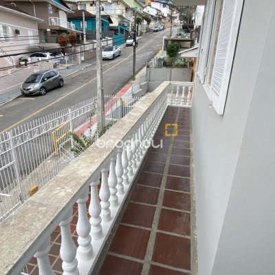 Casa com 191m², 4 quartos (sendo 1 suíte), 2 garagens, no bairro Centro em Florianópolis