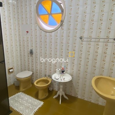Casa com 191m², 4 quartos (sendo 1 suíte), 2 garagens, no bairro Centro em Florianópolis