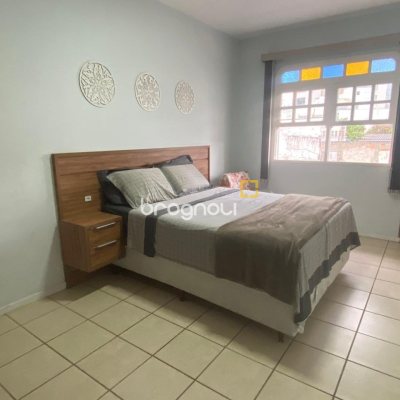 Casa com 191m², 4 quartos (sendo 1 suíte), 2 garagens, no bairro Centro em Florianópolis