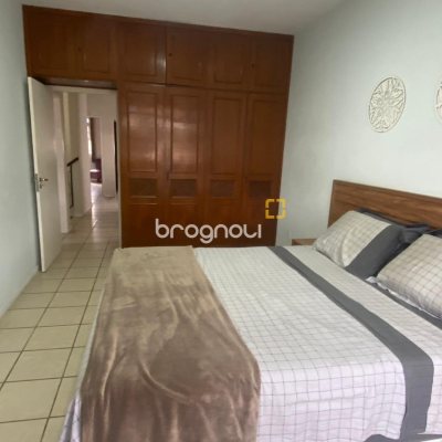 Casa com 191m², 4 quartos (sendo 1 suíte), 2 garagens, no bairro Centro em Florianópolis