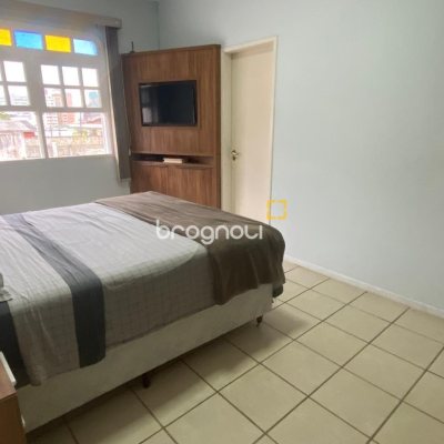 Casa com 191m², 4 quartos (sendo 1 suíte), 2 garagens, no bairro Centro em Florianópolis