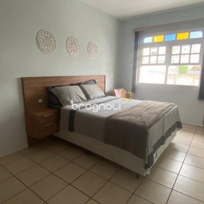 Casa com 191m², 4 quartos (sendo 1 suíte), 2 garagens, no bairro Centro em Florianópolis