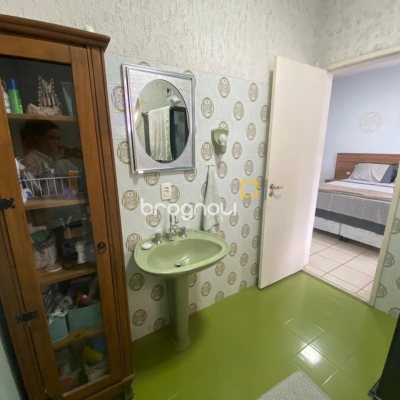 Casa com 191m², 4 quartos (sendo 1 suíte), 2 garagens, no bairro Centro em Florianópolis