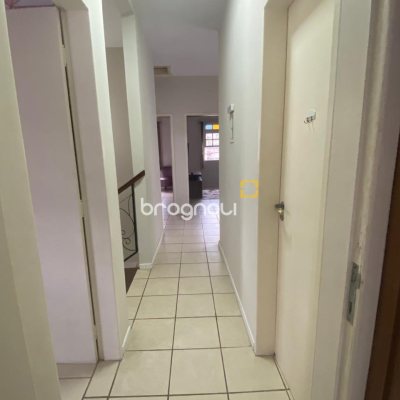 Casa com 191m², 4 quartos (sendo 1 suíte), 2 garagens, no bairro Centro em Florianópolis
