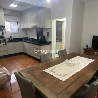 Casa com 191m², 4 quartos (sendo 1 suíte), 2 garagens, no bairro Centro em Florianópolis